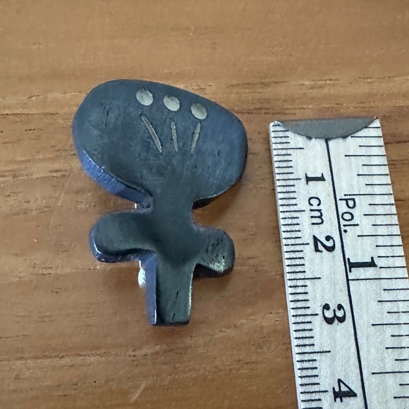 Handmade buffalo bone flower brooch - Picture 4 of 4